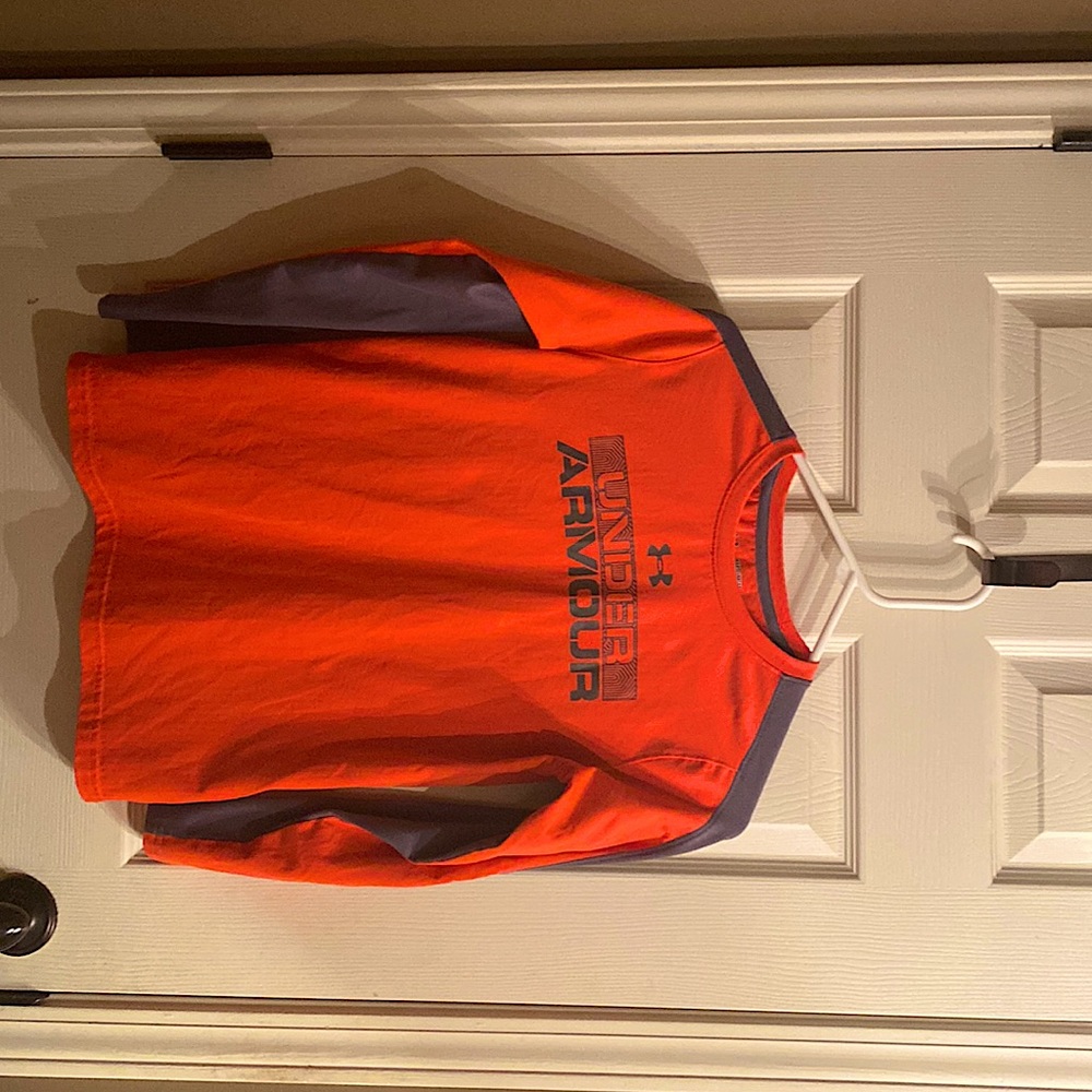 Long sleeve under armor kids shirt/ size Youth M/ Color: Orange and Grey